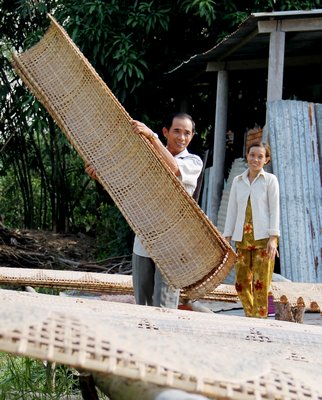 Chú Lương Văn Thông tranh thủ phơi bánh để kịp giao theo đơn đặt hàng.