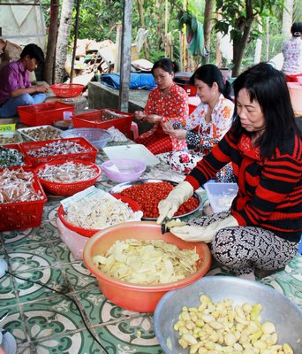 Xóm bánh mứt Bình Minh không những thu hút lao động nhàn rỗi mà còn góp phần giúp họ có một cái tết sung túc.