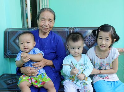 Mẹ Bê vui vầy bên con cháu.