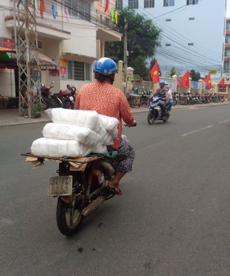 Vận chuyển hàng hóa trên xe mà không chằng buộc chắc chắn tiềm ẩn nhiều nguy cơ gây tai nạn giao thông.