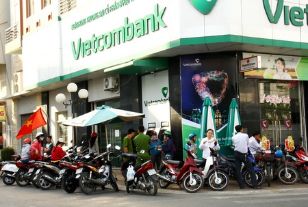 Giao dịch tại các ATM ở Vĩnh Long khá đông nhưng trật tự.