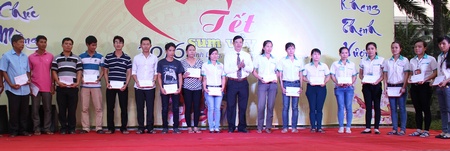 Ông Huỳnh Bá Long- Tỉnh ủy viên, Chủ tịch LĐLĐ tỉnh trao quà tết cho CNLĐ trong chương trình họp mặt “Tết sum vầy” tại KCN Hòa Phú.