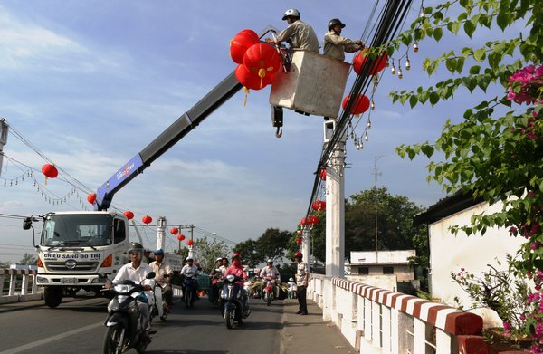 Đèn màu, đèn hoa, đèn lồng được trang trí trên hầu khắp các tuyến đường.