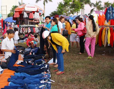 Cận tết, tiểu thương bán hàng sớm hơn để thêm thu nhập.