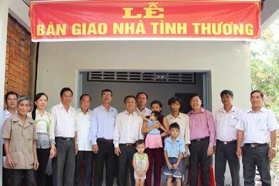 Bí thư Tỉnh ủy- Trần Văn Rón (thứ 3, bên phải) cùng chính quyền địa phương và nhà tài trợ đến bàn giao nhà tình thương cho gia đình anh Đặng Thành Rớt.  Bí thư Tỉnh ủy- Trần Văn Rón trao quà tết cho hộ nghèo. 