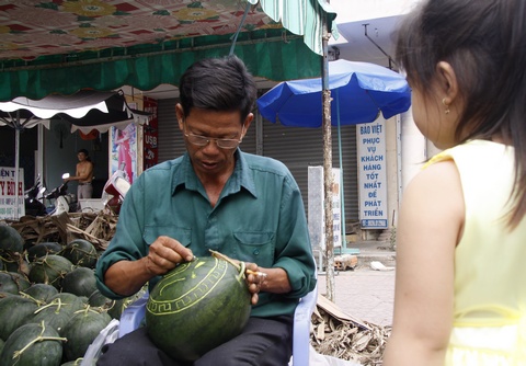 Dưa hấu được khắc chữ trực tiếp, với mỗi cặp dưa tính công 30.000đ và mỗi ngày làm suốt thì khắc được 30 cặp.