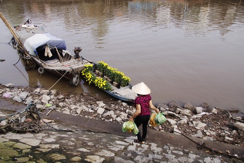 Ngày nay đường bộ, đường nông thôn phát triển rộng khắp, vì vậy cảnh người dân quê đi chợ bằng ghe xuồng cũng hiếm gặp.