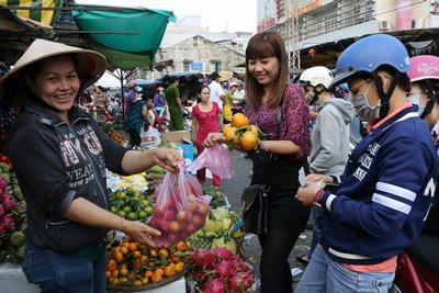 Các quầy trái cây luôn đông khách vào dịp cuối năm.
