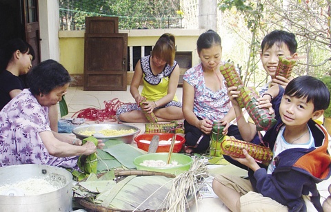 Ngày tết tất nhiên không thể thiếu bánh tét. (ảnh minh họa)