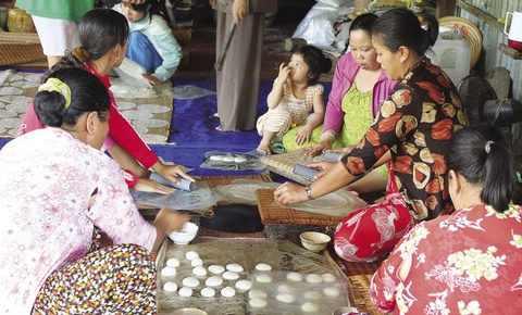 Cán bánh phồng ở làng quê Nam Bộ.