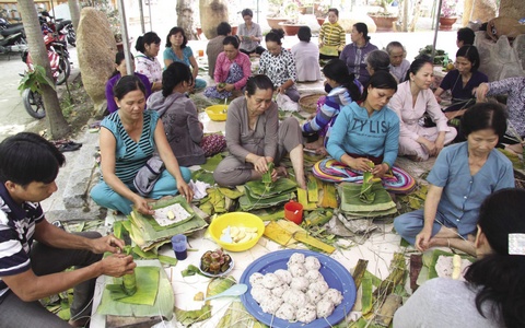 Gói bánh tét trong dịp tết cổ truyền ở ĐBSCL.