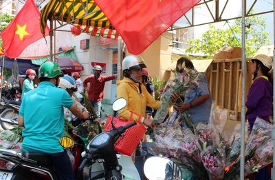 Năm nay người bán dưa vui, nhiều lô bán dưa đã “cháy hàng” từ 8- 9 giờ sáng