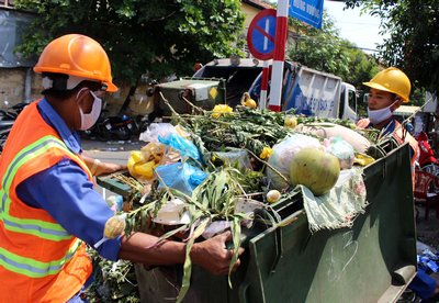 Công nhân vệ sinh đường phố tranh thủ lúc người dân dọn hàng tới đâu để dọn dẹp đường phố tới đó, chuẩn bị cho TP Vĩnh Long năm mới, phục vụ người dân vui chơi đêm giao thừa, xem bắn pháo hoa sắp diễn ra.