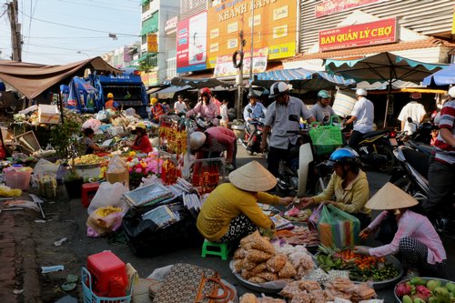 Chợ chiều cuối năm nhộn nhịp, đông đúc