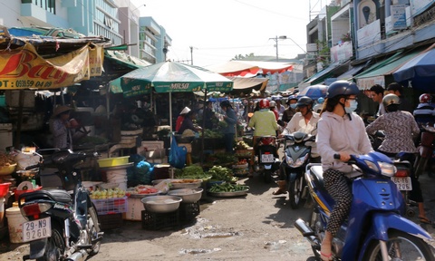 Chợ chiều vẫn tấp nập người mua, người bán.