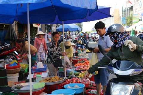 Thực phẩm tết hút khách đến những thời điểm cuối cùng của năm.