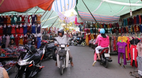 Nhiều tiểu thương ở chợ đêm cố nán lại đến cuối ngày với hy vọng bán thêm chút ít.