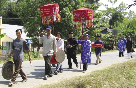 Thỉnh sắc ở đình Tân Giai, đình Hòa Phú.