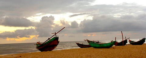 Cung đường ven biển đưa tới những bãi biển hoang sơ, những vùng đất đậm bản sắc văn hóa đặc trưng.