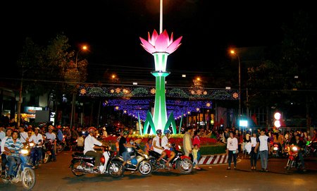 Lực lượng Công an đảm bảo trật tự an toàn khu vực quảng trường TP Vĩnh Long trong thời điểm chuẩn bị bắn pháo hoa.