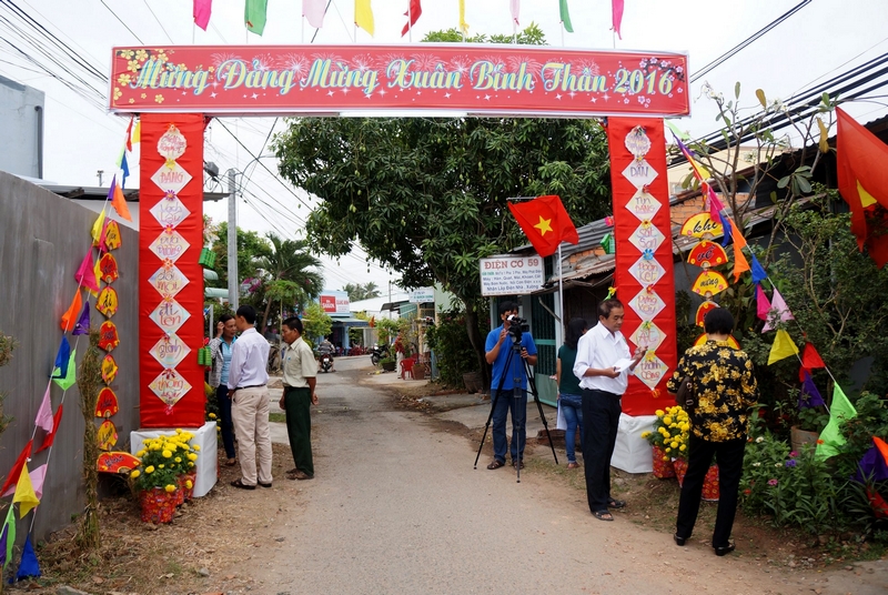 Câu đối, khẩu hiệu thêm sinh động và ý nghĩa. Trong ảnh: Cổng chào tại xã Tân Ngãi (TP Vĩnh Long) đẹp trong mắt ban giám khảo và người dân với câu: “Đảng vạch lối đưa đường đổi mới đi đến giành thắng lợi. Dân tin Đảng sắt son đoàn kết xây dựng ắt thành công”.