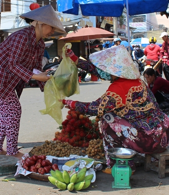 Mặt hàng trái cây bán khá chạy. 