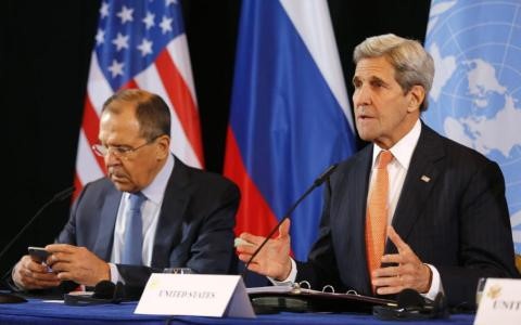 Ngoại trưởng Nga Lavrov (trái) và Ngoại trưởng Mỹ John Kerry tại cuộc họp báo sau cuộc thảo luận tại Munich, Đức. Ảnh AP