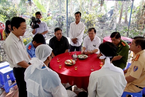 Chủ tịch UBND tinh- Nguyễn Văn Quang- cùng Ban ATGT tỉnh, huyện Long Hồ đến thăm hỏi, động viên gia đình và thắp hương cho các nạn nhân. 