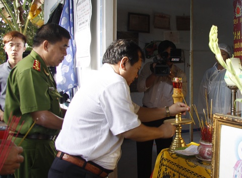 Chủ tịch UBND tỉnh- Nguyễn Văn Quang đến thăm, chia buồn cùng gia quyến và thắp hương cho nạn nhân.