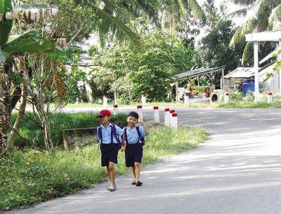 Học sinh Tân Mỹ tung tăng đi học về.