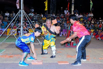 Kỷ lục gia Nguyễn Quang Hiển dùng đầu công phá gạch.