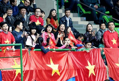 Các cổ động viên Việt Nam: “ Việt Nam cố lên”!