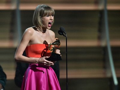 Taylor Swift vui mừng nhận giải.