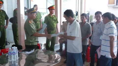 Công khai hóa và trao quyết định xử phạt hành chính các đối tượng vi phạm tệ nạn xã hội.