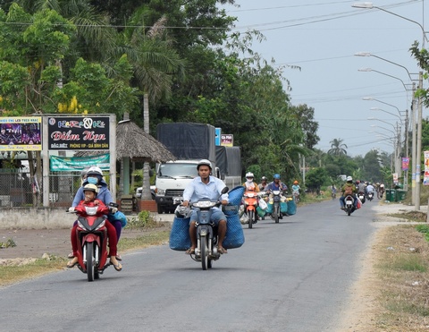 Người dân nông thôn Bình Tân đón tết.