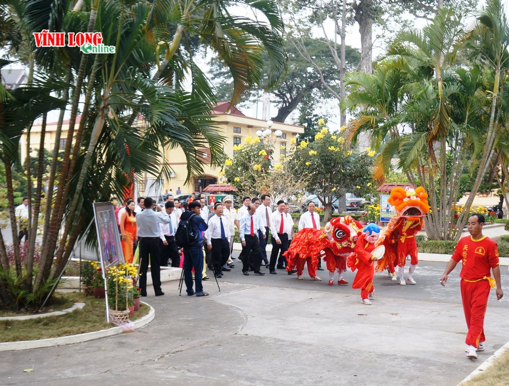 Từ mùng 1 đến mùng 9, hầu như tiếng trống lân có mặt từ thành thị đến thôn quê, đem đến may mắn, thịnh vượng trong năm. Trong ảnh: Đoàn lân- sư- rồng Chùa Bà Thiên Hậu “có mặt” cùng lãnh đạo tỉnh thắp hương các khu tưởng niệm, lưu niệm và di tích.