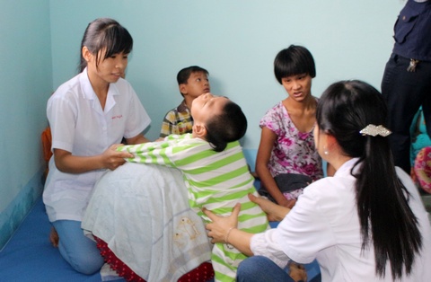 Chăm sóc, phục hồi chức năng nạn nhân da cam.