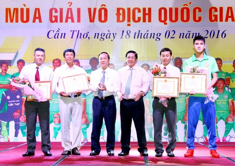 Khen thưởng các HLV, VĐV xuất sắc mùa bóng 2015.
