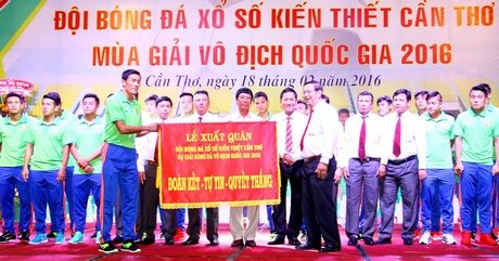 Trao cờ tại lễ xuất quân.