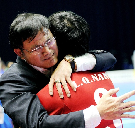  Không riêng các cầu thủ, lãnh đạo đội tuyển futsal Việt Nam không cầm được nước mắt.