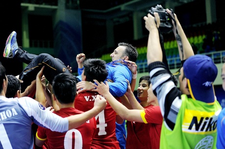 Các học trò của HLV Bruno Garcia Formoso (Việt Nam) tung cao người thầy trong niềm vui chiến thắng.  