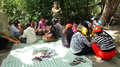 Các con bạc đang bị tạm giữ.