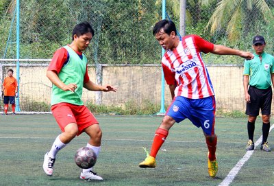 Trận chung kết bóng đá, Công ty CP OPC (trái) trong trận thắng Sở Y tế.