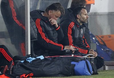 HLV Louis Van Gaal thất vọng chứng kiến thất bại của đội khách. Ảnh: Reuters.