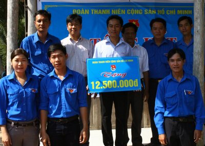  Trao tiền hỗ trợ cho anh Cường