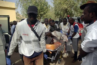 Chuyển người bị thương trong vụ đánh bom ở Mora ngày 28/1 vừa qua. (Ảnh: AFP/TTXVN)