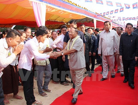 Chủ tịch Quốc hội Campuchia Heng Samrin được dân làng chào đón tại buổi lễ. (Ảnh: Lê Đức Hoảnh/Vietnam+)