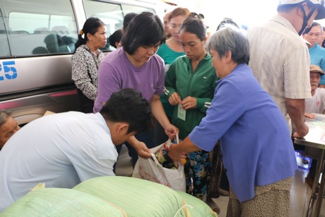 Vào ngày rằm hàng tháng, quán cơm Tân Tân đều phát quà cho người có hoàn cảnh khó khăn.