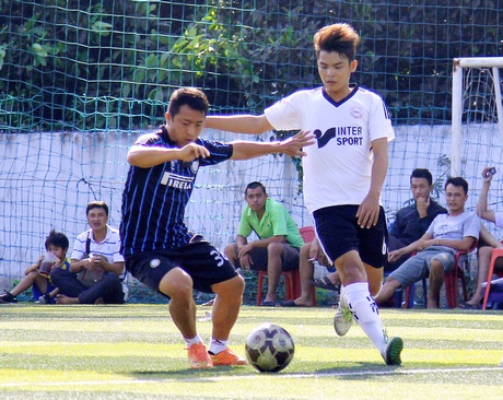 Đình Thi (38, Amatuer United trái) trong pha tranh bóng với Thành Châu (6, Ngọc Thủy).
