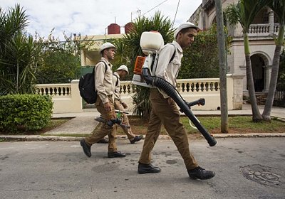 Lực lượng phun thuốc diệt muỗi ở La Habana, Cuba ngày 22/2. Ảnh: AP